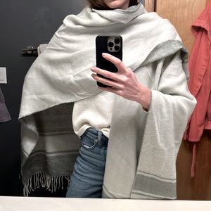 Banana Republic grey stripe poncho ✨🤍